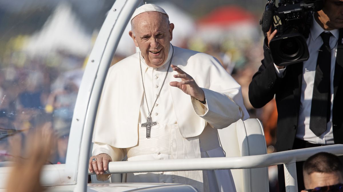 Obrazem: Papež sloužil mši pro 40 tisíc lidí, čekalo se jich mnohem víc